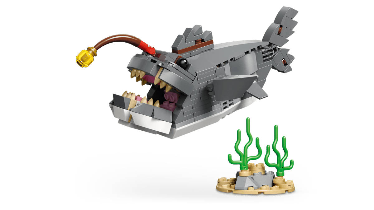 31381 Fierce Shark with a Treasure Chest