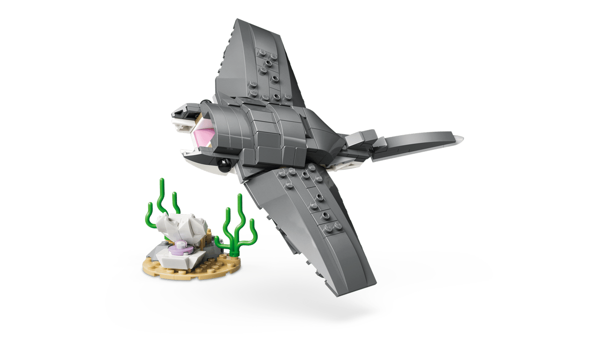 31381 Fierce Shark with a Treasure Chest
